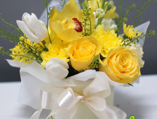 Box with yellow roses and yellow orchid photo